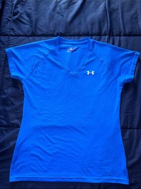 Under Armour UA Semi-Fit Blue HeatGear Women’s V-Neck Short Sleeve T-shirt EUC
